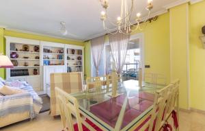 ein Esszimmer mit Glastisch und Stühlen in der Unterkunft Pet Friendly Apartment In El Campello in El Campello