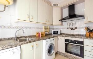 eine weiße Küche mit Spüle und Geschirrspüler in der Unterkunft Pet Friendly Apartment In El Campello in El Campello
