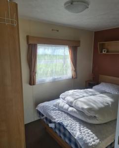 Postel nebo postele na pokoji v ubytování Parkdean Escape Coastal Comfort in Borth Spacious 3 Bedroom Family Getaway