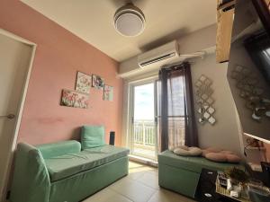 Χώρος καθιστικού στο Sucat The Atherton Residential Condo C1516- Two Bedroom Apartment with Pool & Balcony, Amenities View in Sucat Paranaque Facing Manila Memorial Near SM BF Homes - Staycations by SMS No Pool On Weekends & Holidays