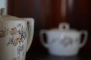 Příslušenství pro přípravu čaje a kávy v ubytování Kyra Vintage House