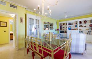 ein Esszimmer mit Glastisch und Stühlen in der Unterkunft Pet Friendly Apartment In El Campello in El Campello