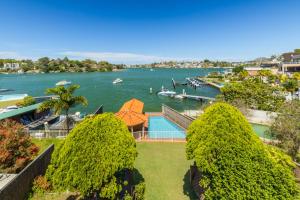 シドニーにあるStunning waterfront townhouse with shared swimpool, harbour view and free Pの水の見える敷地