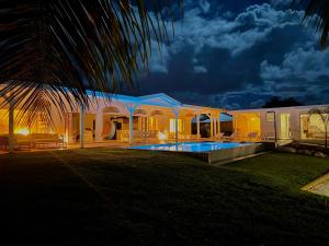 圣弗朗索瓦L'escapade的晚上有游泳池的房子