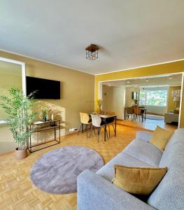 una sala de estar con un sofá y una mesa en Appartement Montreux au bord du lac, en Montreux