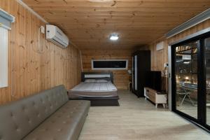 Postel nebo postele na pokoji v ubytování Seosan Godeunnam Glamping