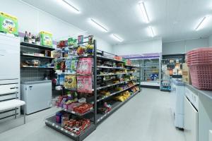 Supermarket nebo jiné obchody v  kempu nebo okolí