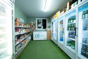 Supermarket nebo jiné obchody v  kempu nebo okolí