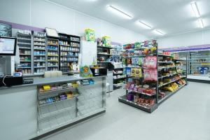 Supermarket nebo jiné obchody v  kempu nebo okolí