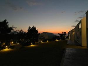 Východ nebo západ slunce při pohledu z penzionu nebo okolí