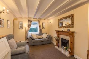 un salon avec un canapé et une cheminée dans l'établissement The Old Farm Shop, à Scarborough
