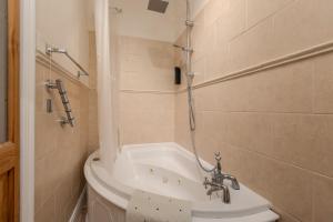 une salle de bain avec une douche, des toilettes et un lavabo dans l'établissement The Old Farm Shop, à Scarborough 37 autres photos