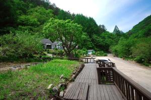 平昌郡にあるSmall Village Pensionの山の家へつながる木道