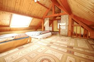 平昌郡にあるSmall Village Pensionの広い客室で、屋根裏にベッド2台が備わります。