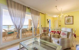 ein Wohnzimmer mit Tisch und ein Esszimmer in der Unterkunft Pet Friendly Apartment In El Campello in El Campello