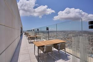 Sky High Luxury Apartment in Mercury Towers with Infinite Seaviewsにあるバルコニーまたはテラス