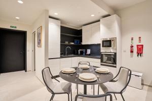 Sky High Luxury Apartment in Mercury Towers with Infinite Seaviewsにあるキッチンまたは簡易キッチン