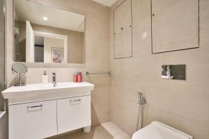 Sky High Luxury Apartment in Mercury Towers with Infinite Seaviewsにあるバスルーム