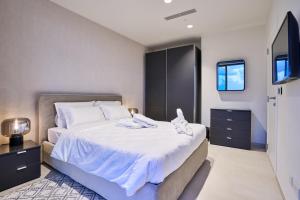 Sky High Luxury Apartment in Mercury Towers with Infinite Seaviewsにあるベッド