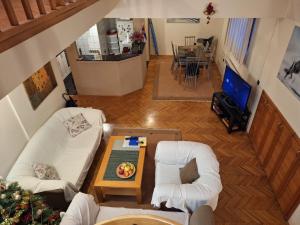 Televiisor ja/või meelelahutuskeskus majutusasutuses NOBLES APARTMENT 4****