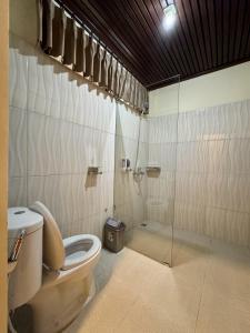 Koupelna v ubytování Danasari Homestay