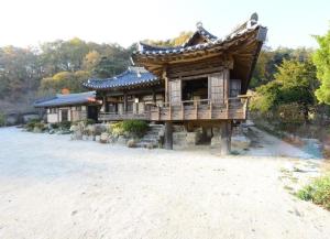 un piccolo edificio con tetto su una spiaggia di Manhoe Gotaek a Bonghwa Altre 59 foto