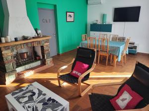 ein Wohnzimmer mit Kamin, Tisch und Stühlen in der Unterkunft Au pont de Tuarelli, Ludique, Galeria, Corse in Manso