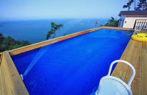 Bazén v ubytování Namhae Eunbit Bada Pension nebo v jeho okolí