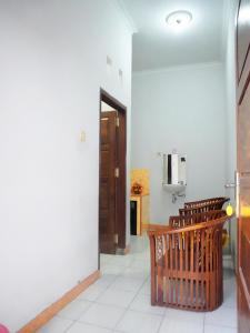 Кухня или мини-кухня в Hansa Guest House Pacitan
