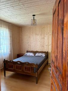 Ένα ή περισσότερα κρεβάτια σε δωμάτιο στο the old hut