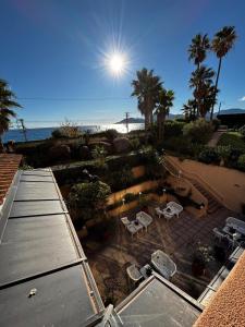 una vista aérea de un patio con palmeras y el océano en Appartamento in riva al mare a Cannes, en Cannes