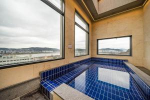 Bazén v ubytování Andong Case Hotel nebo v jeho okolí
