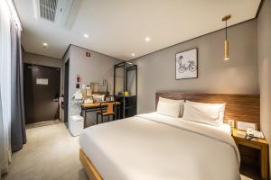 Postel nebo postele na pokoji v ubytování Andong Case Hotel
