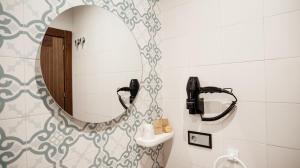 a bathroom with a mirror and a sink at Hostal Central Marmolejo in Marmolejo +15 photos