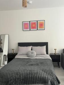 Ένα ή περισσότερα κρεβάτια σε δωμάτιο στο Brand New, modern flat near Wembley Stadium
