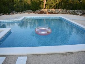 Bazén v ubytování Villa in Neoric with Pool and Bubble Bath nebo v jeho okolí