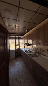 Kuchyň nebo kuchyňský kout v ubytování Nasim hotel