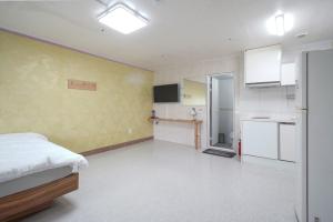 a large room with a bed and a kitchen at Sungbochon Youth Hostel - Hostel in Mungyeong