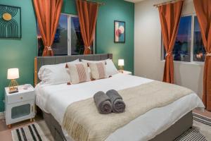 Ένα ή περισσότερα κρεβάτια σε δωμάτιο στο Disneyland Retreat Fun Family Unit w Game Room, King Beds & EV Friendly - Sleeps up to 14