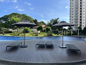 Πισίνα στο ή κοντά στο Sucat The Atherton Residential Condo C1516- Two Bedroom Apartment with Pool & Balcony, Amenities View in Sucat Paranaque Facing Manila Memorial Near SM BF Homes - Staycations by SMS No Pool On Weekends & Holidays