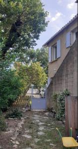 een poort in een tuin naast een huis bij Loft rez de jardin in Forcalquier