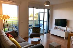 Μια τηλεόραση ή/και κέντρο ψυχαγωγίας στο Appartement neuf de standing Plage à pied +21 φωτογραφίες
