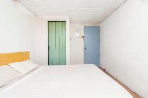 Postel nebo postele na pokoji v ubytování SPOT ON 89916 Gold Star Hotel