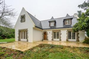 a white house with a black roof at Ty-Gwenn - Grande Maison de campagne familiale in Surzur