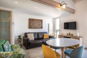 ein Wohnzimmer mit Sofa und Tisch in der Unterkunft La Misaine, les Minimes, LR117 in La Rochelle