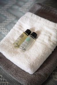 zwei Flaschen Feuchtigkeitscreme auf einem weißen Handtuch in der Unterkunft La Misaine, les Minimes, LR117 in La Rochelle