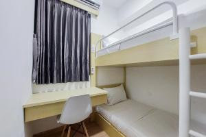 Ένα ή περισσότερα κρεβάτια σε δωμάτιο στο Comfortable Design 2BR with Washing Machine Sky House BSD Apartment By Travelio +12 φωτογραφίες
