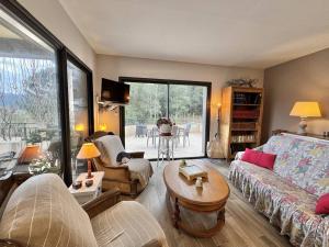 a living room with a couch and a table at Maison entre les montagnes à Levie in Levie