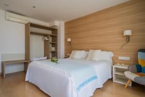 A bed or beds in a room at Hostal Menurka