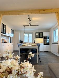 a kitchen and dining room with a table and chairs at Modernes Ferienhaus Böblingen bis 8 Personen in Böblingen